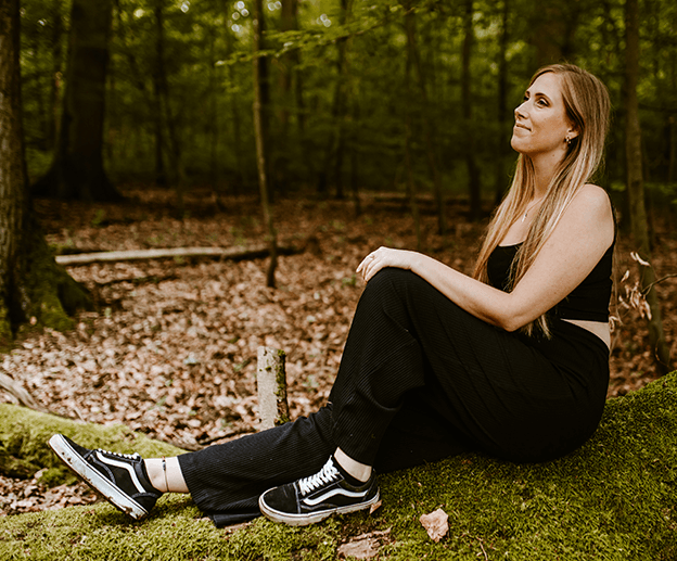 Lisa Martini sitzend im Wald