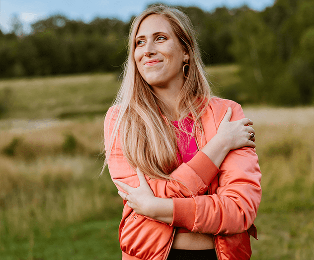 Lisa Martini in pinker Jacke